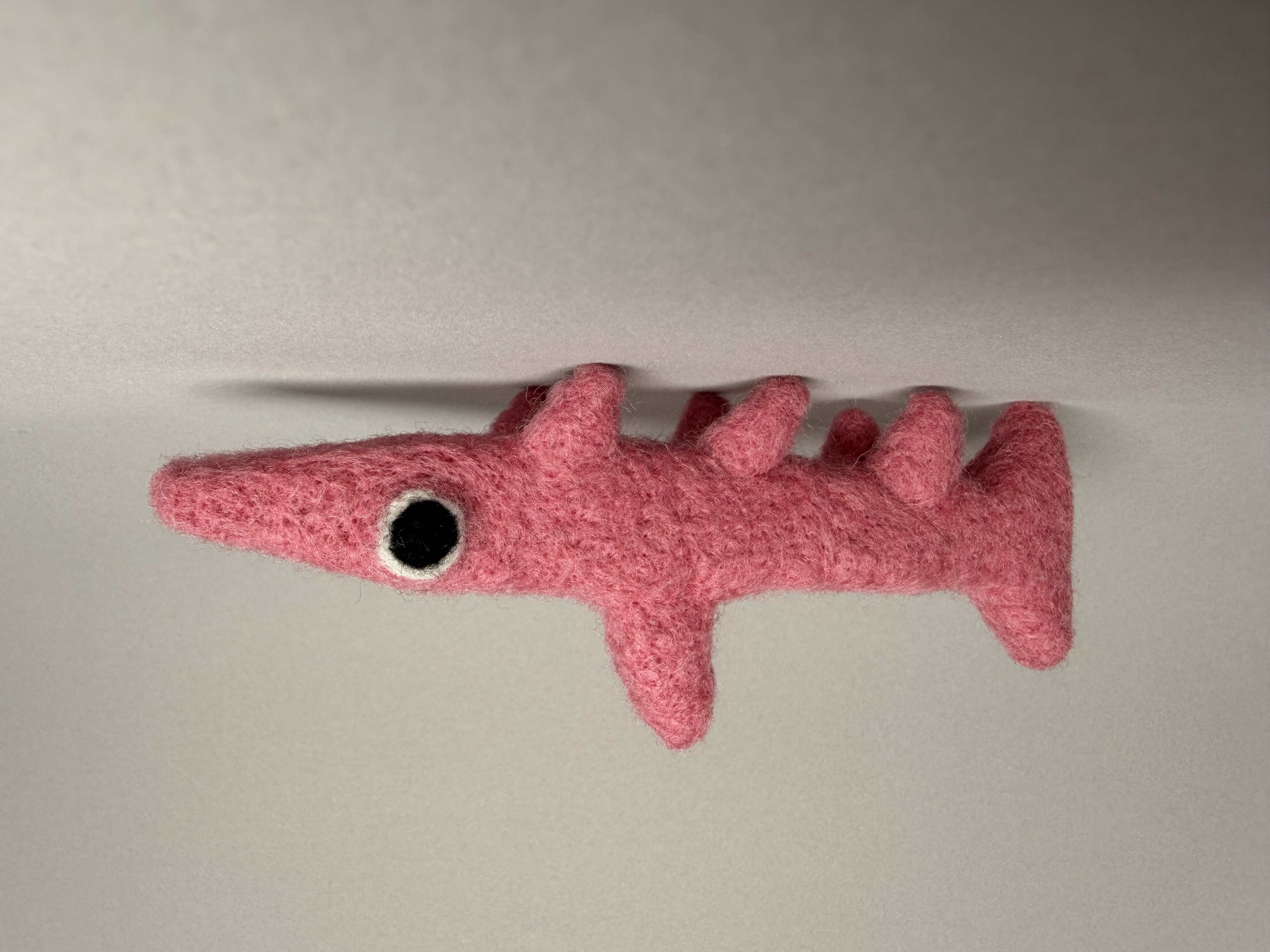 seitliches Bild eines nadelgefilzten Fantasiefisches